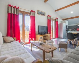  LES MELEZES 6 et 12 PERSONNES AVEC PISCINE INTERIEUR CHAUFFEE