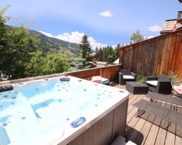 CHALET DE CHARME VUE PISTES JACUZZI SALLE DE CINEMA