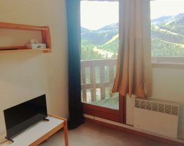 2 PIECES AVEC BALCON A COTE PISTE DE SKI