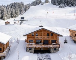 Chalet skis aux pieds proche des pistes de La Croix-Fry
