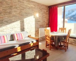 Studio rénové, balcon sud – galerie marchande accessible directement