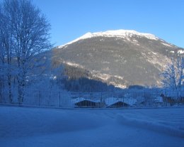 MARS :AVRIL :DISPONIBLE   magnifique bas de chalet***jardin  2CH lit fait  500M des pistes  200M DU CENTRE 