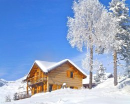 CHALET ensoleillé  à l'Orée du Bois,  à 300 mètres des pistes et des commerces.