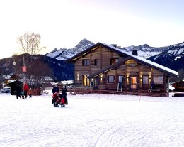 Pied des pistes, à 50 m de la télécabine pour "l'Espace Diamant"