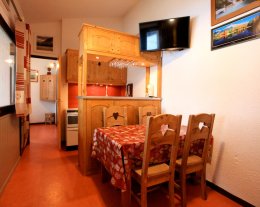 Le Village, N° 8/2 V