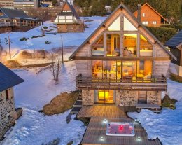 Chalet l'Anorak, Spa Privatif, 10 personnes, Magnifique vue sur les monts du Cantal et le Massif du Sancy