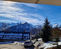 Vue sur les Aiguilles d'Arves à la Toussuire, avec piscine